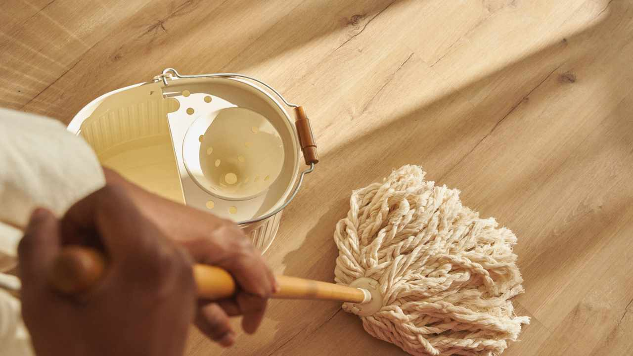 ¿El agua hirviendo limpia mejor el suelo? Descubramos la verdad sobre este mito y un consejo útil.