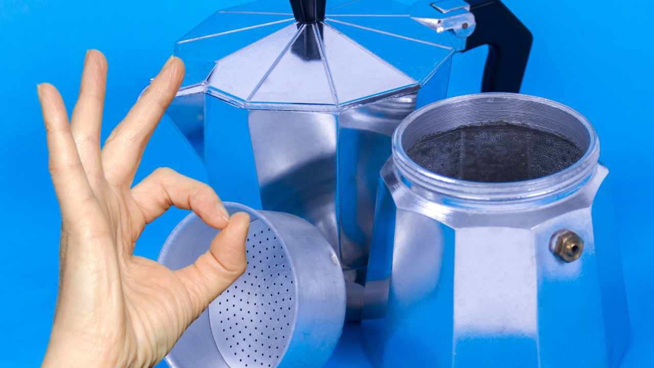 El detalle oculto de la Moka que a menudo se pasa por alto al limpiarla: ¡límpiala para obtener un café perfecto!