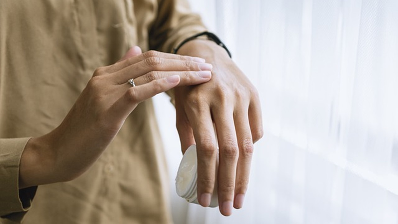 ¡No tenía ni idea! Estos son los usos alternativos y sorprendentes de la crema de manos en las actividades diarias.