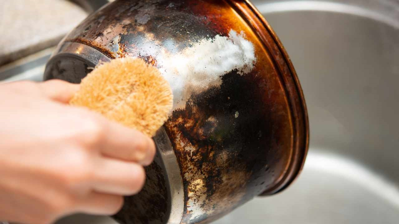 Por fin un remedio efectivo, aquí te contamos cómo eliminar las quemaduras en las ollas con una sencilla y económica mezcla casera