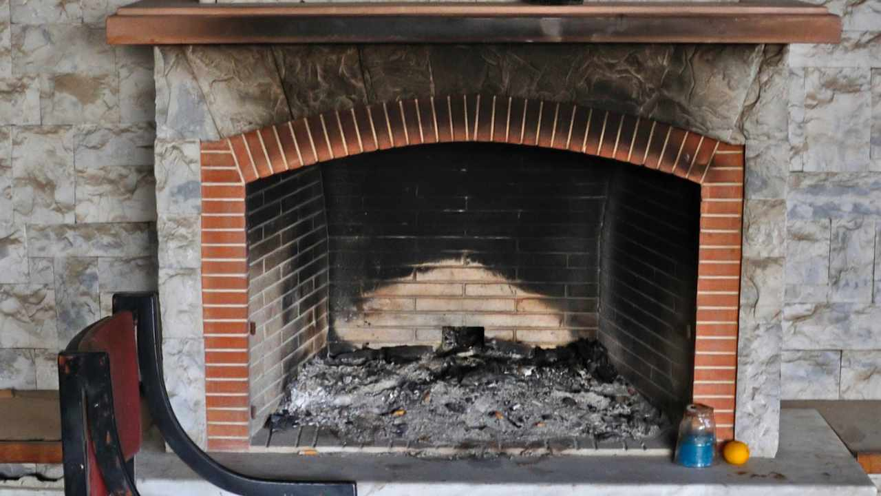 ¿Chimenea ennegrecida? Aquí te mostramos cómo restaurar los ladrillos a su antigua gloria con pasos sencillos.