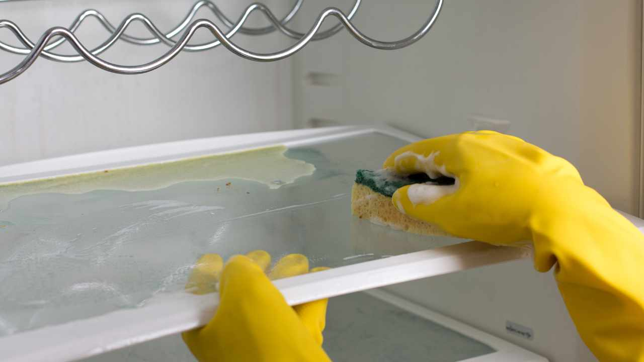 Cómo blanquear los cajones y estantes amarillentos del refrigerador