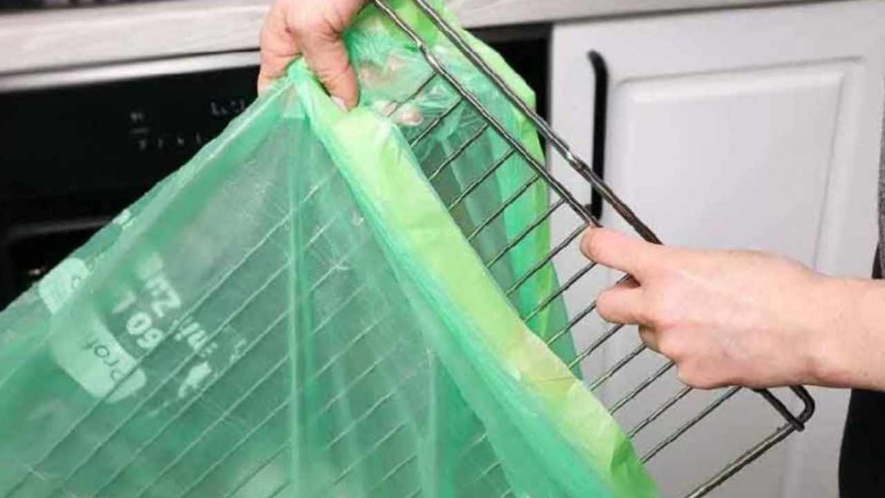 No es necesario fregar, simplemente coloque la rejilla del horno en una bolsa y quedará como nueva.