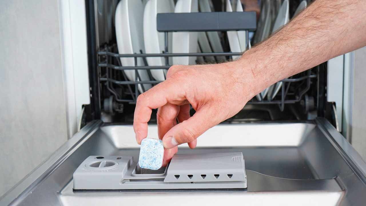 Te revelaré cómo reemplazo frecuentemente la pastilla del lavavajillas y ahorro en costos de limpieza.