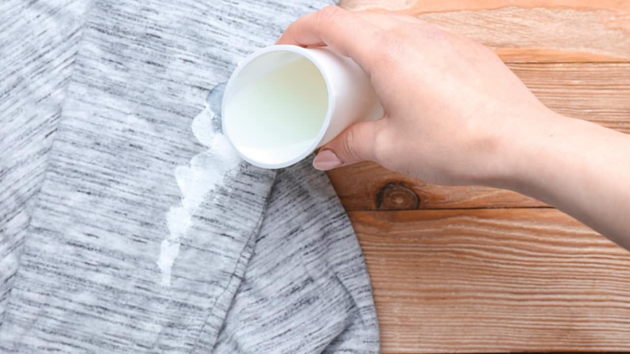 ¿Las manchas de pegamento son las más difíciles de eliminar? Prueba estos TRUCOS