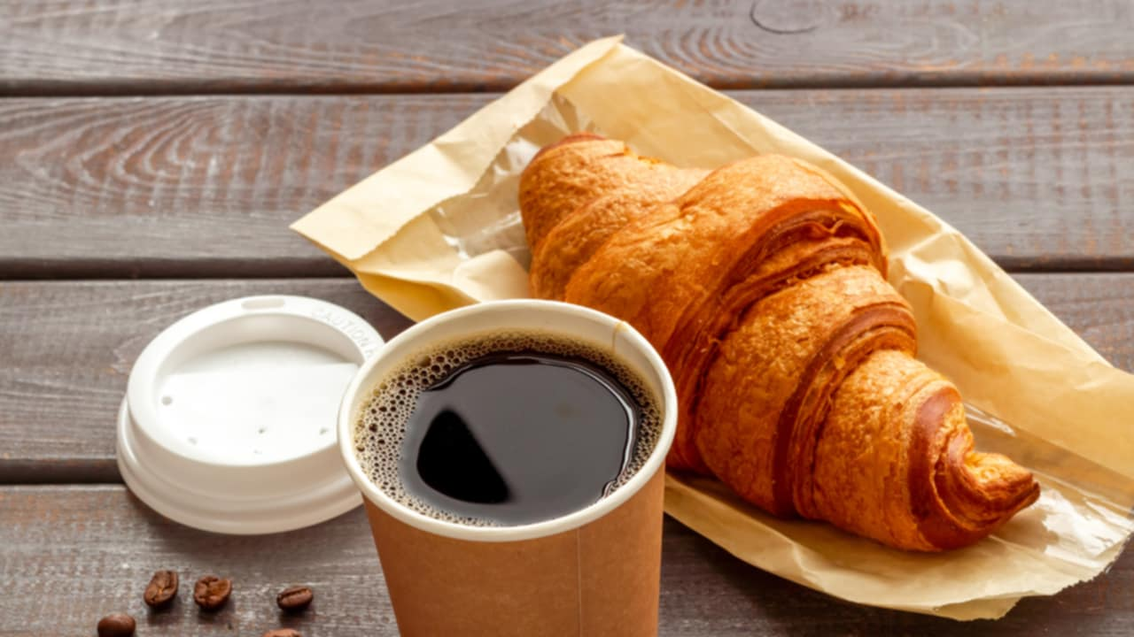 ¿Dónde tiras los vasos de papel sucios de café? No todos responden correctamente