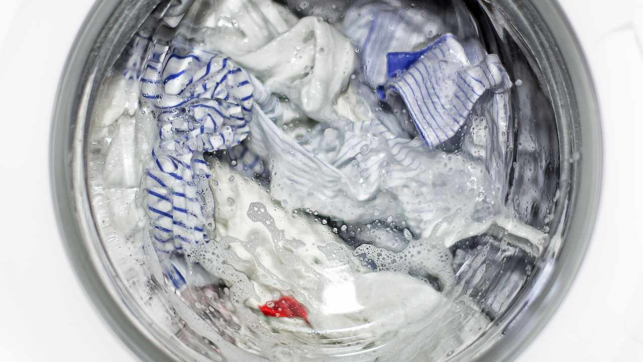 ¿Tu lavadora no drena el agua ni centrifuga? El problema puede ser este, mejor checar