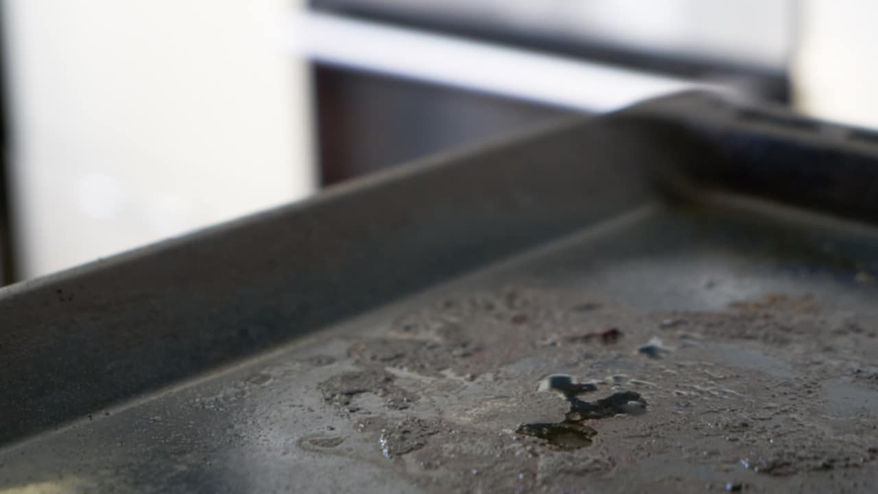 Cómo descalcificar la bandeja del horno con un sencillo TRUCO