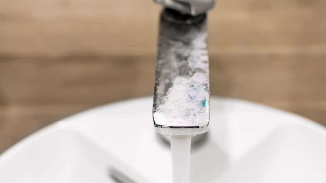 Manchas de agua dura: qué son y cómo eliminarlas