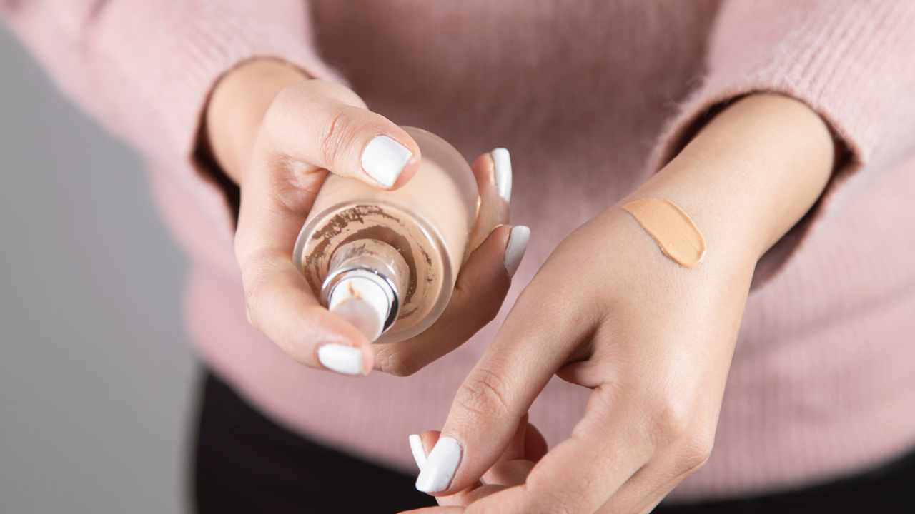 ¿Siempre te manchas base en las camisas? Resuelvo el problema así