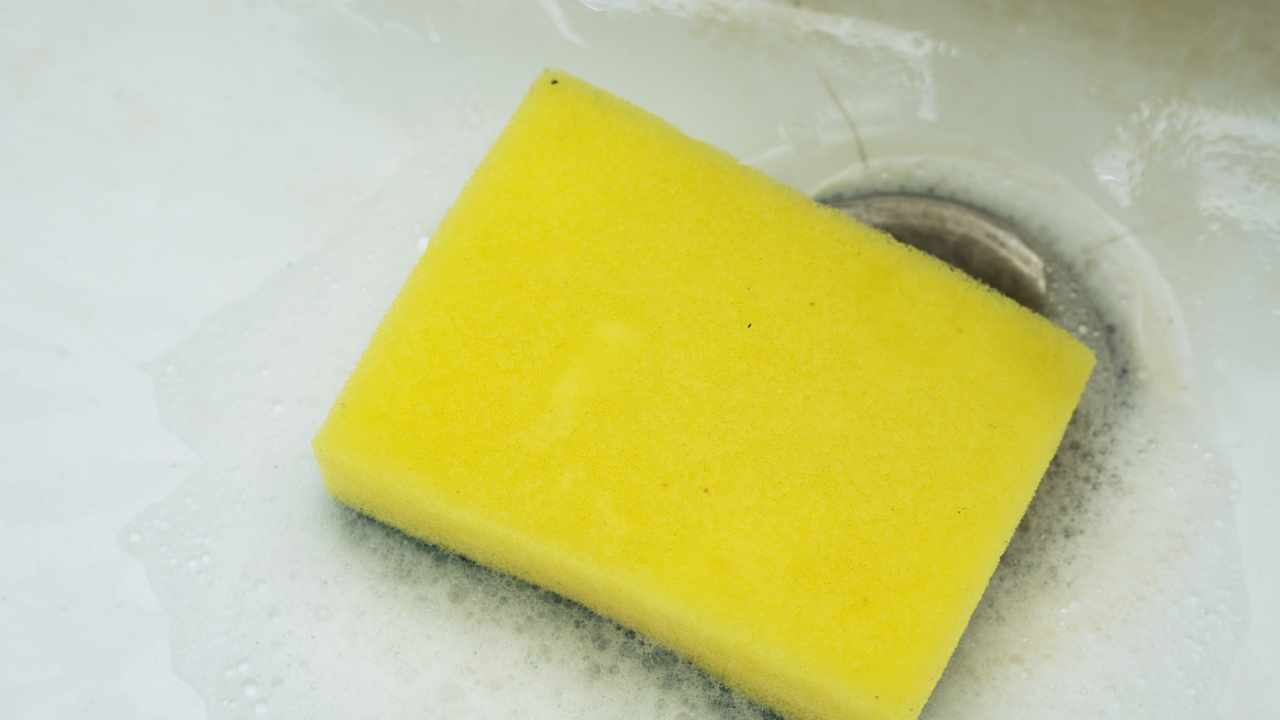 Lavabo del baño amarillento: cómo solucionar el problema