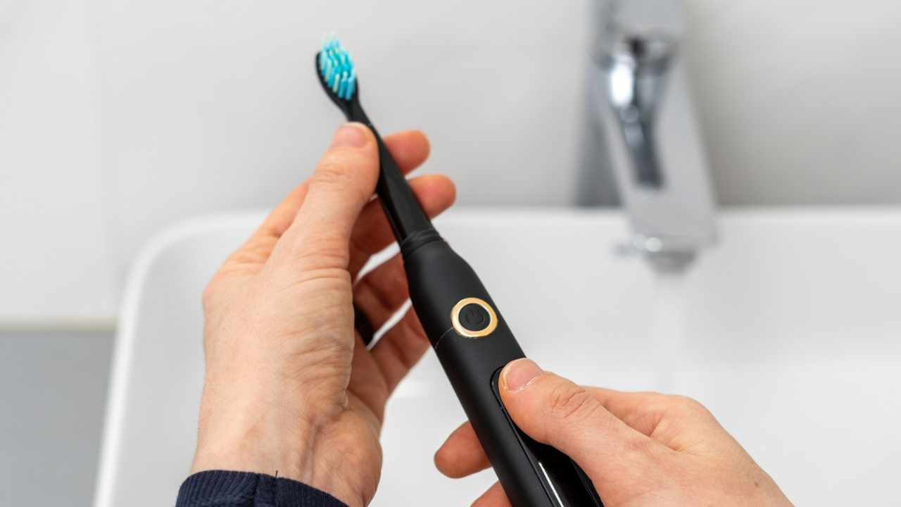 Cómo desinfectar tu cepillo de dientes eléctrico