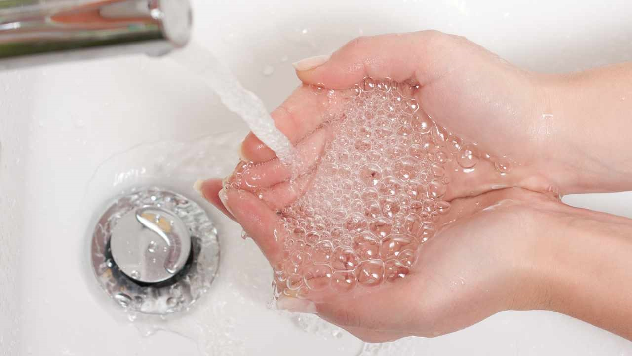 ¿Sabes por qué el agua del fregadero gira en el sentido de las agujas del reloj? Esta es la respuesta