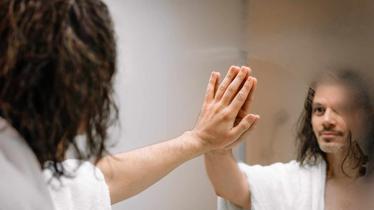 Consejos y trucos para evitar que el espejo del baño se empañe