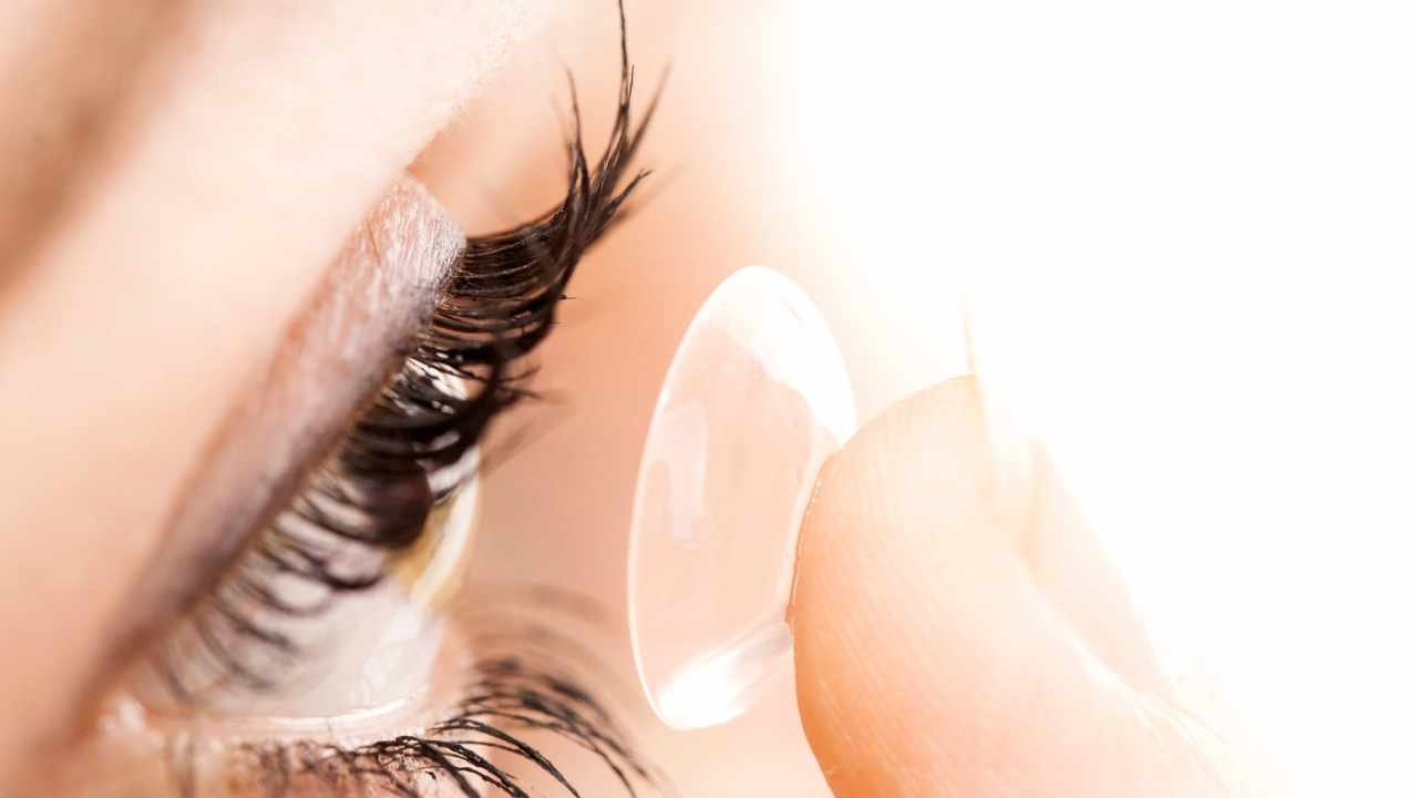 ¿Se tiran los lentes de contacto por el inodoro? Por qué (absolutamente) no deberías hacer esto más