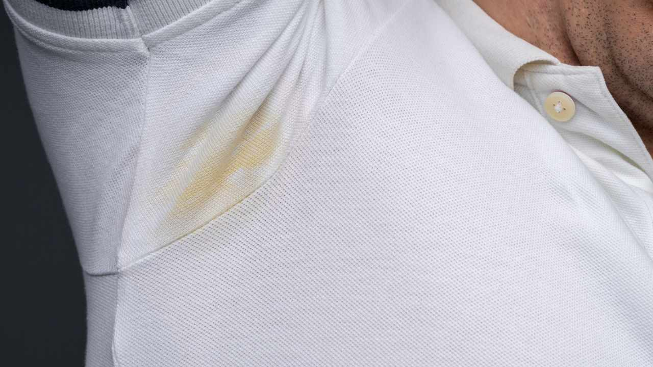 Frótalo sobre las manchas de sudor amarillas y déjalo actuar, ¡tu ropa quedará limpia y con un olor fresco nuevamente!