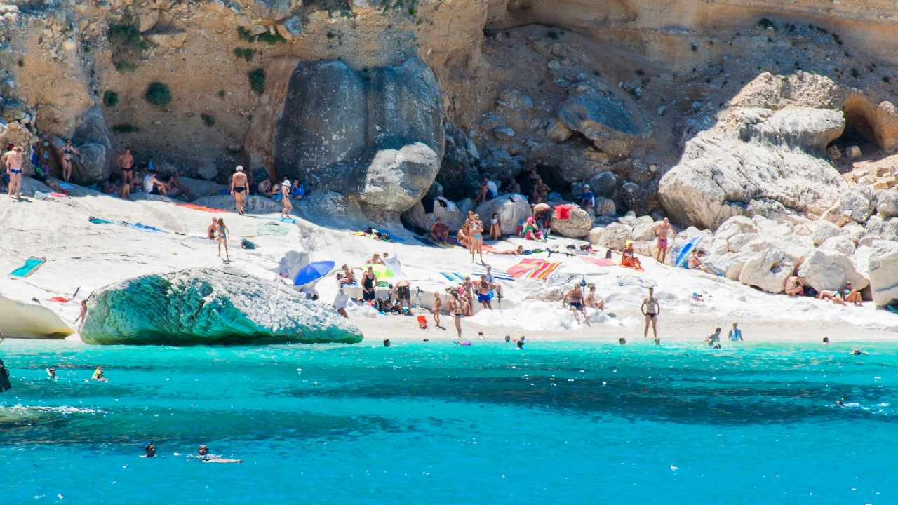 ¡Y quién lo hubiera pensado! ¿Caribe, Islas Canarias? ¡No, la playa más bonita del mundo para este 2025 es italiana!