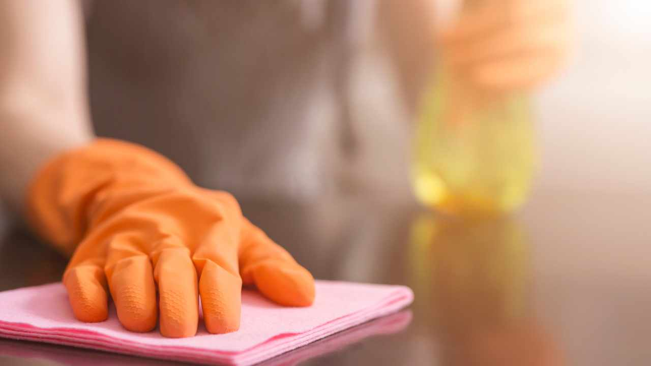 Descubre el truco cero coste para decir adiós al polvo en casa con naranja