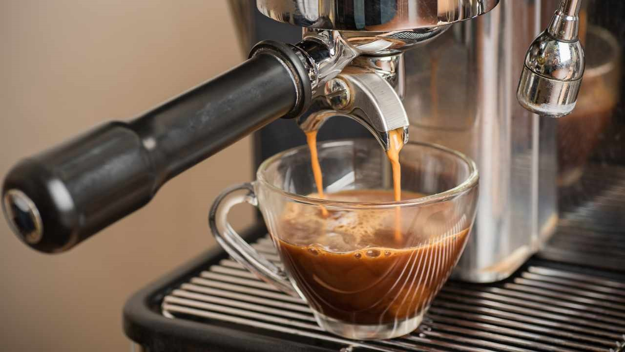 ¿La máquina de café está obstruida y el flujo es lento? Cómo desatascarlo en pocos pasos