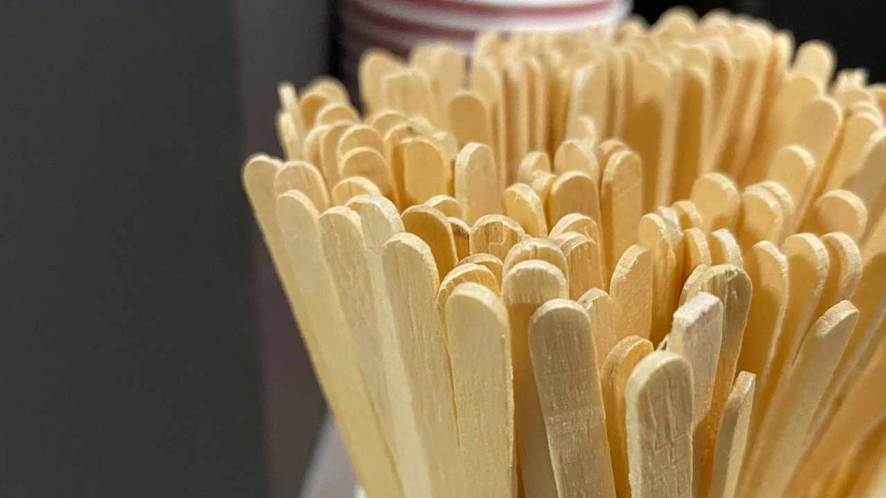 ¿Sabes dónde se tiran los palitos de café de madera? Estamos seguros que usted también comete el mismo error que los demás.