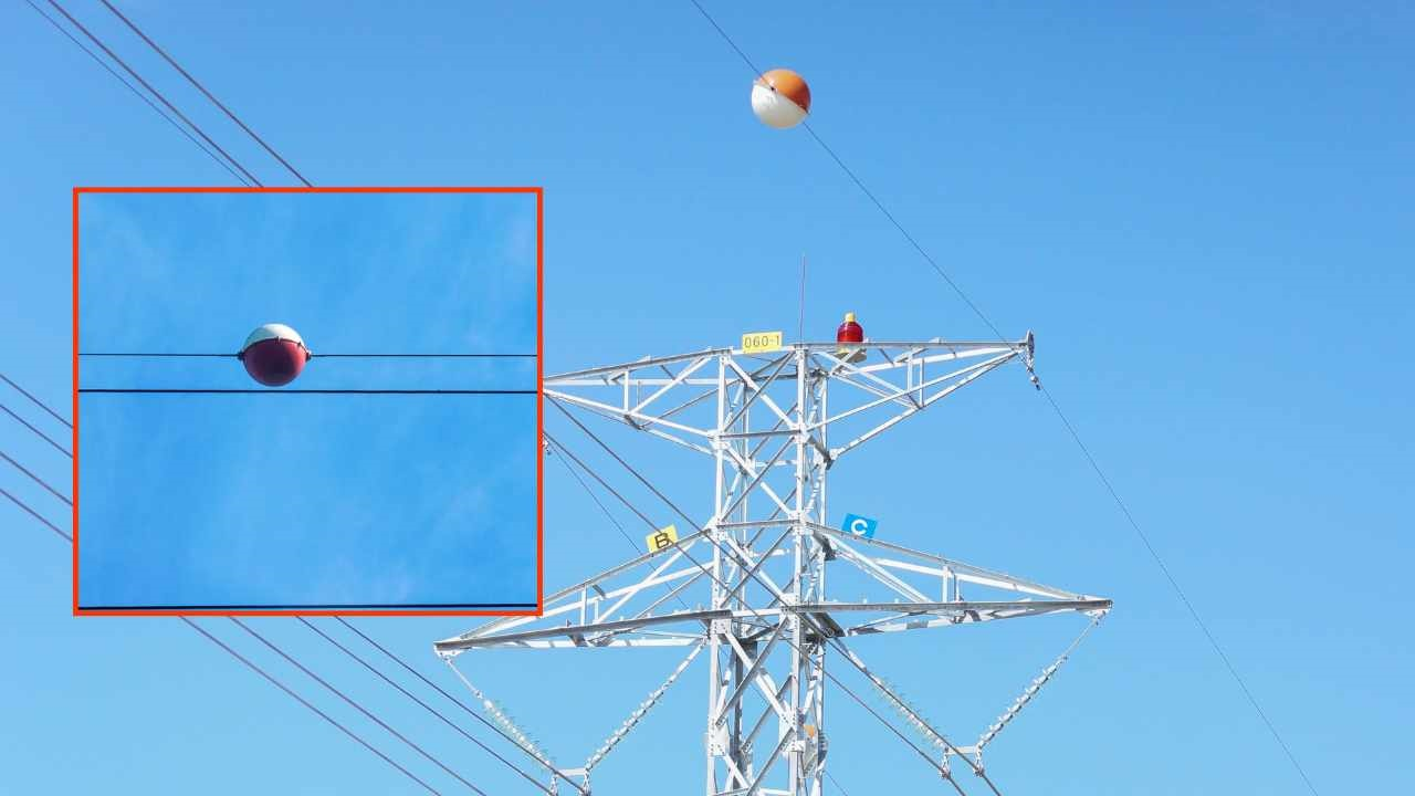 ¿Alguna vez has observado las esferas que cuelgan de cables eléctricos de alto voltaje? ¡Parecen Pokébolas de Pokémon! ¿Pero sabes para qué sirven?