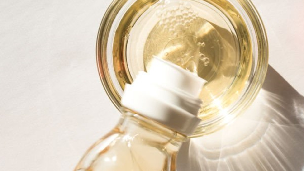 Preparo una mezcla natural para suelos en casa que nutre y pule sin dejar vetas: te la desvelo
