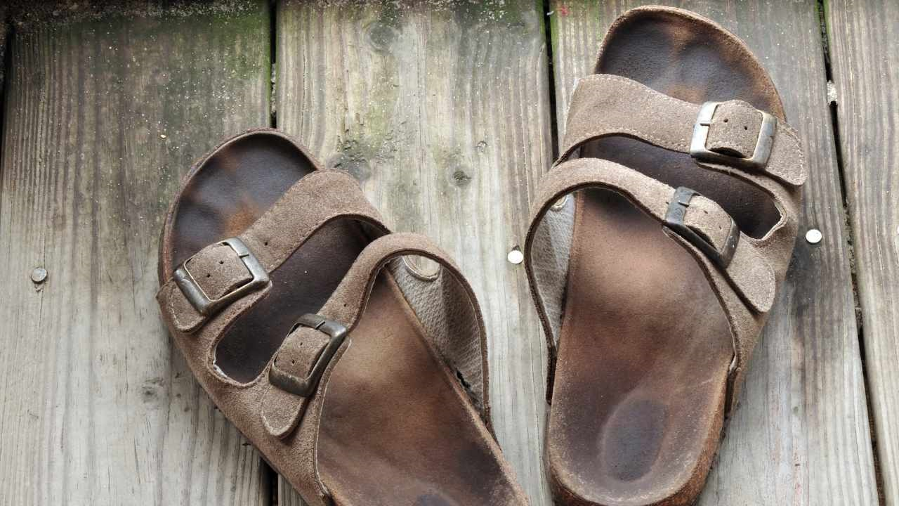 ¿Marcas de pies en las sandalias? Con este remedio desaparecerán: ya tienes todo en tu casa