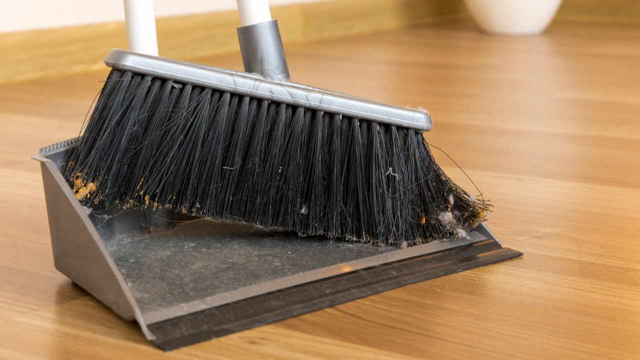 Cómo limpiar tu escoba para mantenerla libre de pelos y suciedad