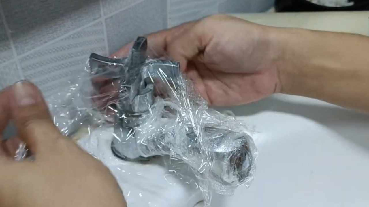 ¿Por qué tanta gente pone film transparente en los grifos? ¡Es un truco genial!