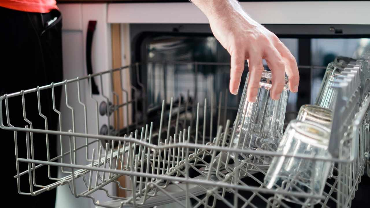 Poner el lavavajillas sin sal: ¿qué pasa si lo haces?