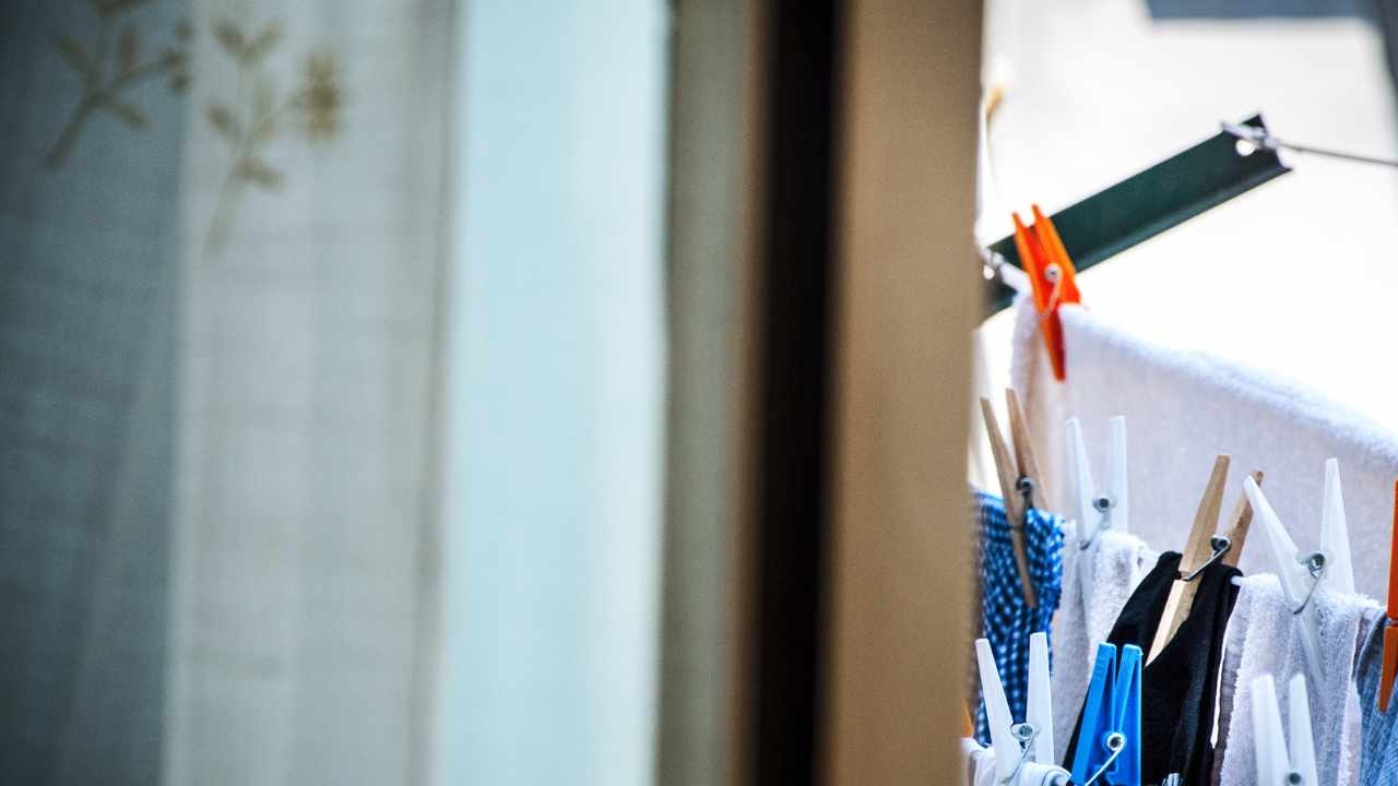 Cómo secar la ropa en casa sin que huela mal: el método japonés