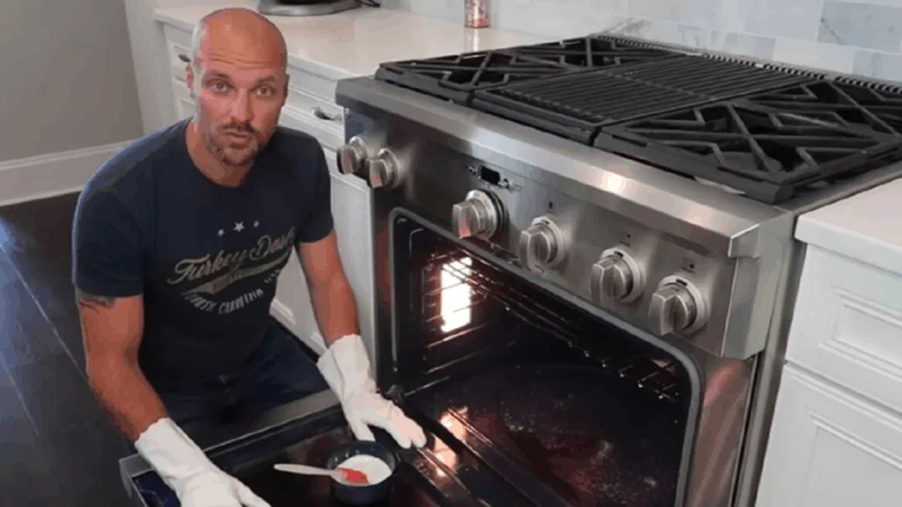 (VIDEO) Este hombre muestra en la web una forma rápida y sencilla de limpiar el horno sin usar químicos