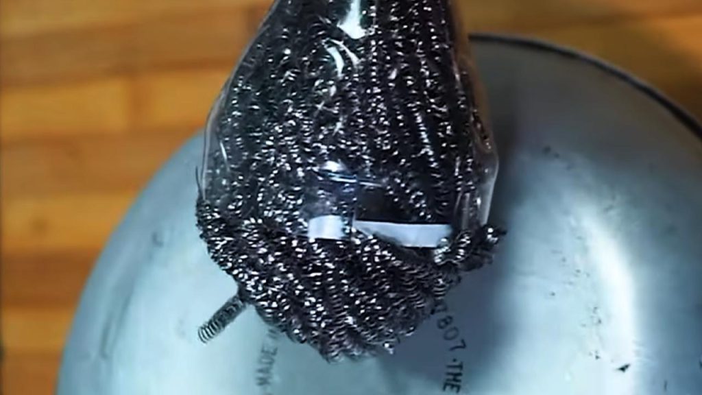 Meter una esponja en una botella de plástico con red: incluso se hace en los hoteles