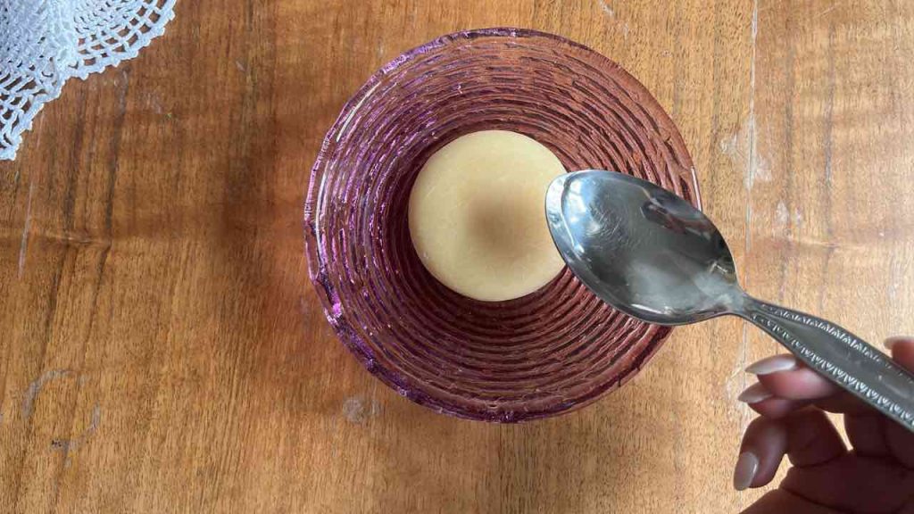 Vierte 3 cucharadas de alcohol en una pastilla de jabón; las amas de casa experimentadas siempre lo hacen