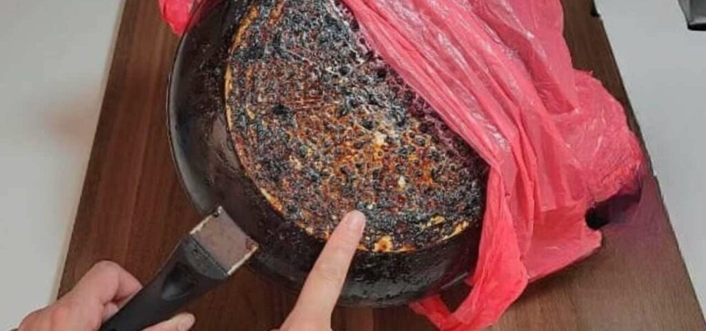 Cubre la sartén con una bolsa de plástico: ¿para qué sirve?