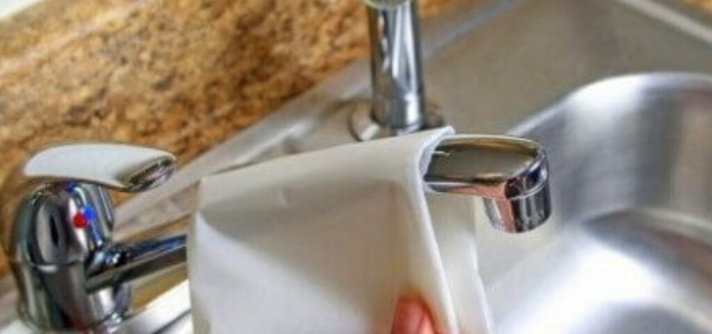 Descubre qué pasa cuando frotas una hoja de papel de horno en el grifo de la cocina.