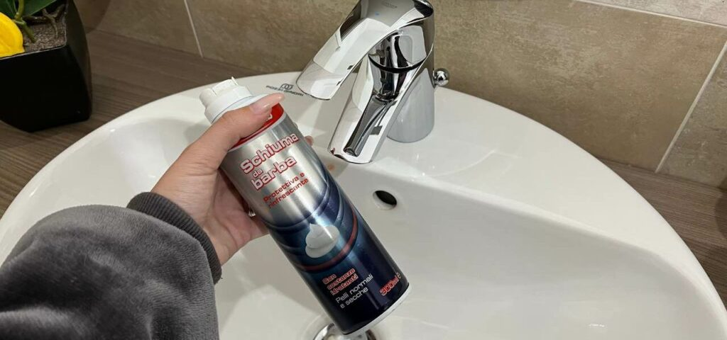 Espuma de afeitar en los grifos de casa: también lo hacen las grandes empresas de limpieza