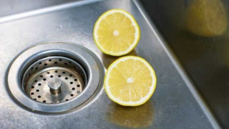 Exprime un limón en el fregadero antes de dormir: por qué tantos lo hacen