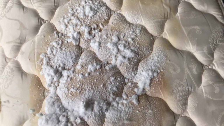 Manchas en el colchón, este ingrediente es 5 veces más fuerte que el peróxido de hidrógeno
