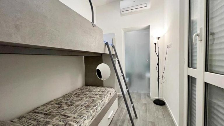 Se alquila cama por 400 euros: el anuncio en la periferia de Milán