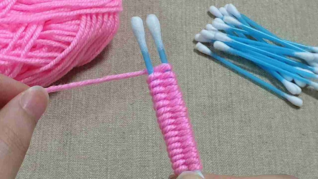 Idea de manualidad sorprendente con un ovillo de lana sencillo y dos hisopos