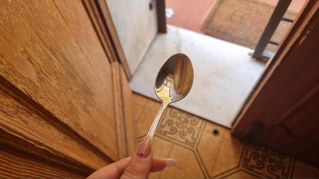 La razón inesperada por la que tantas cucharas quedan en la puerta