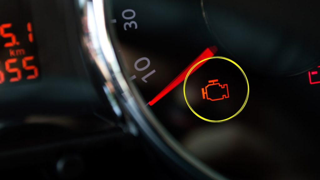 Motorlicht, tarda dos segundos en apagarse: el truco de los mecánicos