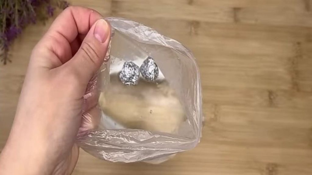 Ponga una hoja de papel de aluminio en una bolsa llena de agua: ¿Qué sucede?