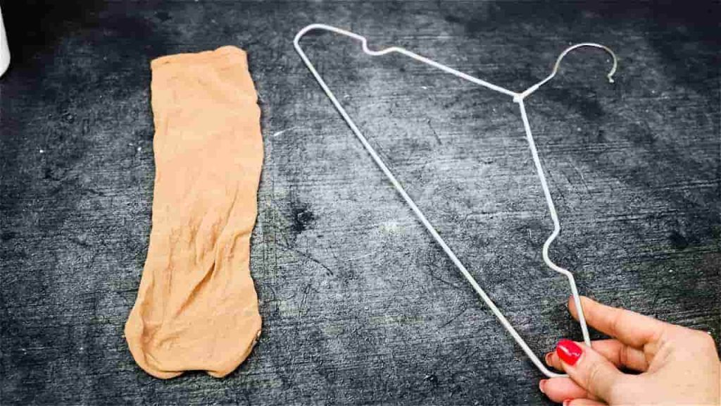 Una percha y un calcetín, lo que sale de eso es inesperado: un resultado sorprendente