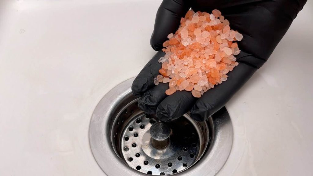 Vierta un puñado de esto en el desagüe y disfrute del resultado – incluso los fontaneros lo hacen