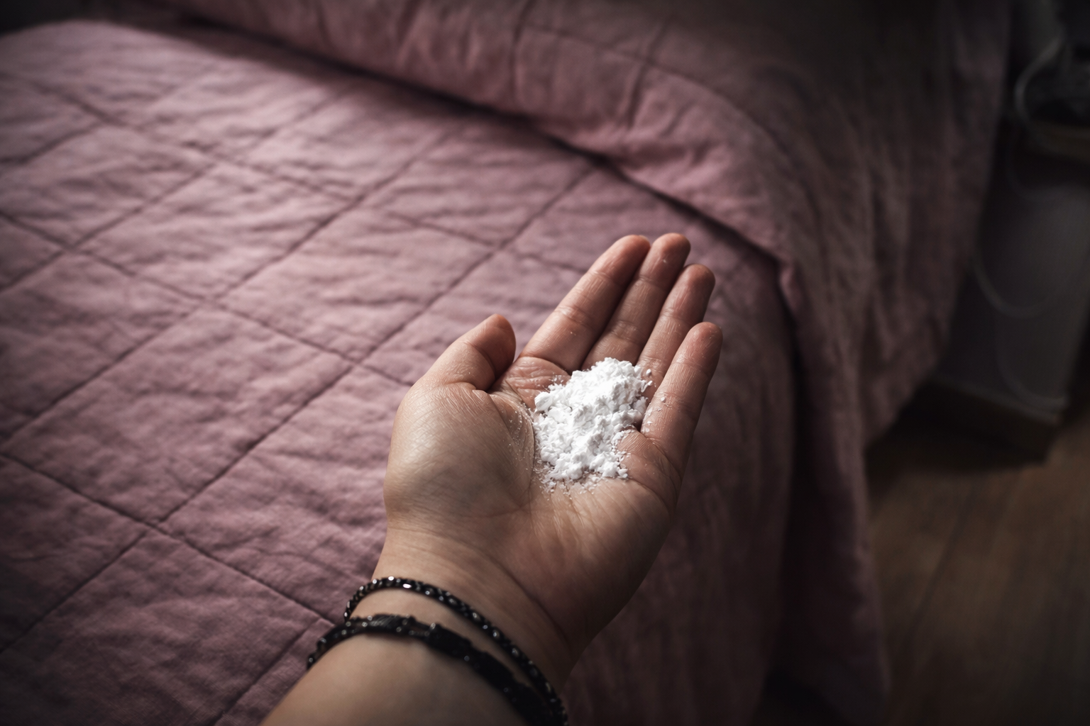 Coloca sal gruesa bajo la almohada mientras duermes y descubre lo inesperado que sucede después