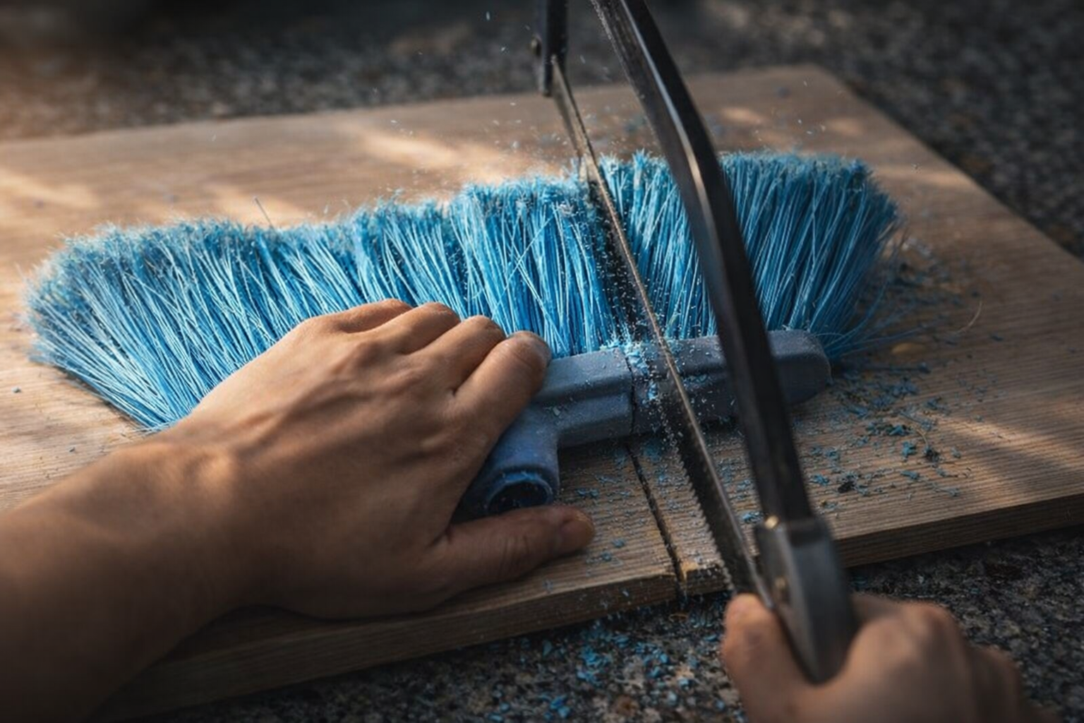 Nunca volverás a tirar la escoba vieja después de descubrir este truco