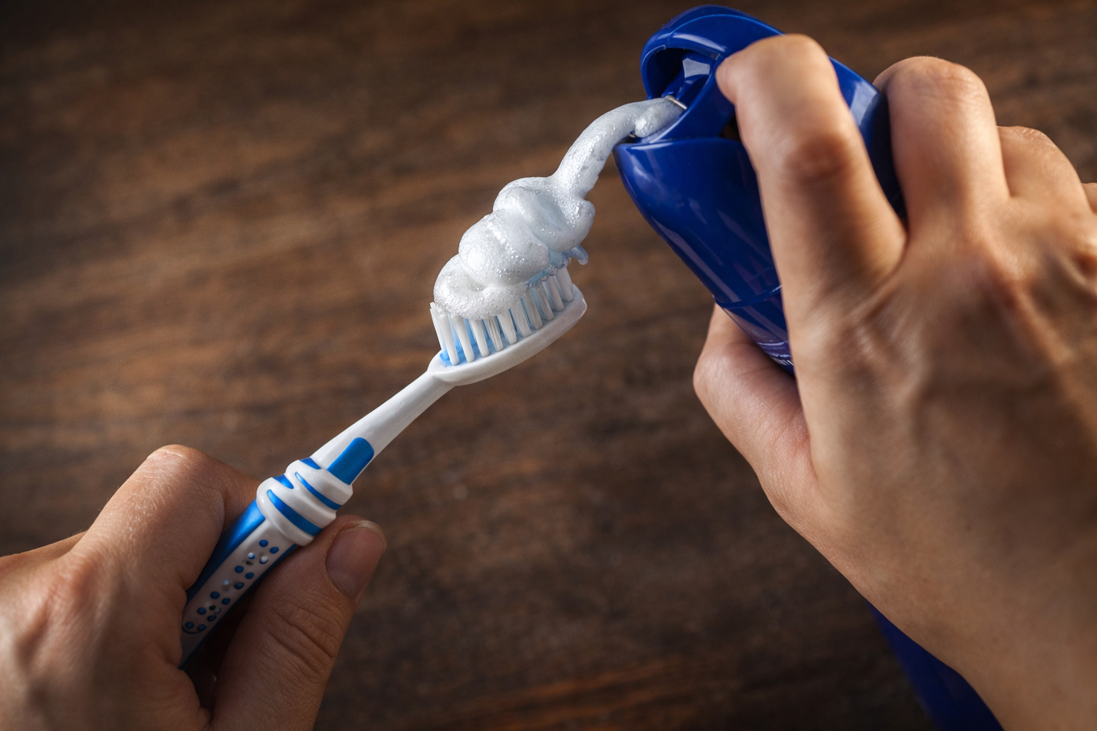 Rocía laca sobre tu cepillo de dientes y descubre qué sucede