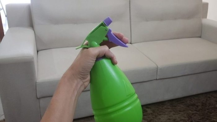 Así se limpia un sofá no desenfundable: ni siquiera tendrás que mover un dedo